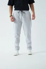 Pantalón de jogging negro de felpa con cintura ajustable con cordón y logo bordado.