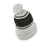 Gorro de lana negro con rayas horizontales blancas y logo de Nike bordado en blanco. Incluye pompón en la parte superior.