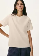 Remera color beige de algodón, corte recto y mangas cortas.