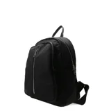 Mochila negra de tela con cierre vertical plateado en el frente y asa superior.