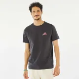 Camiseta gris oscuro de manga corta con estampado en la espalda del logo de la lengua de los Rolling Stones con diseño de palmeras en tonos turquesa y rosa.
