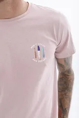 Remera de manga corta color verde azulado con cuello redondo y estampado frontal con el texto "UH3" en blanco.