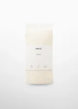 Medias de crochet color blanco tiza, de tejido elástico y talle único.