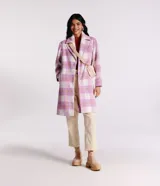 Saco largo de poliéster con estampado de cuadros lilas y blancos, cuello solapa, manga larga y cierre con botones.