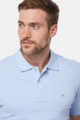 Remera polo lisa en oxford piqué color crema, con cuello en rib y botones personalizados.