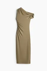 Vestido midi color verde oliva de punto elástico, de ajuste entallado con escote asimétrico y manga con detalle girado. Frunces en un hombro y en un lateral para crear un leve efecto drapeado.