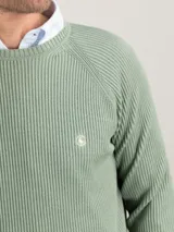 Jersey de punto inglés verde con rayas horizontales blancas, cuello redondo y logo bordado en el pecho.