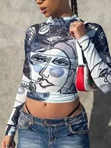 Top de microtul con cuello alto y mangas largas, estampado abstracto en escala de grises.