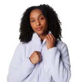 Campera polar Columbia color crema, con cierre frontal completo, cuello alto, bolsillos laterales y bolsillo en el pecho con cierre de velcro.