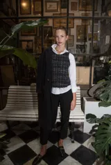 Chaleco negro con diseño tweed, cuello redondo y espalda irregular. Se puede usar solo como top o sobre una camisa.