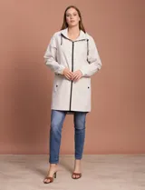 Gabardina negra impermeable con capucha desmontable, cierre central con cremallera y botones a presión, bolsillos delanteros y forro interno.