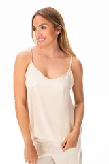 Musculosa de viscosa color beige con breteles finos y escote en V.