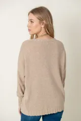 Sweater celeste de lana y viscosa, de corte holgado, con cuello redondo y bolsillos frontales.