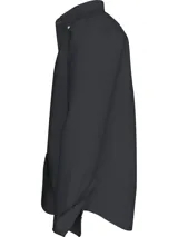 Camisa de popelina de algodón color negro, con cuello abotonado, mangas largas con puños abotonados y logo de Tommy Hilfiger bordado en el pecho. Confeccionada con tecnología Flex que proporciona elasticidad en cuatro direcciones.