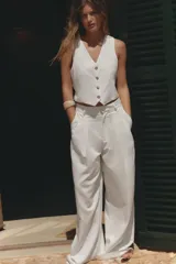 Pantalón culotte blanco de tiro alto confeccionado en lino.