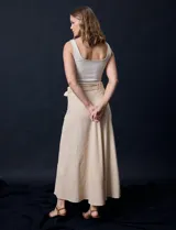Falda larga color beige de lino y rayón, con pretina ancha, pasadores y cinturón con hebilla redonda. Marca Tahari.