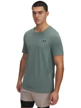 Remera deportiva Under Armour Vanish Seamless de hombre, color negro con logo plateado en el pecho. Confeccionada en tejido transpirable de secado rápido y sin costuras para evitar el roce.