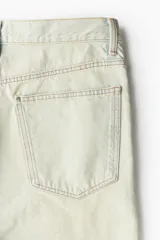 Short de denim celeste claro, corte holgado, tiro caído y cinco bolsillos.