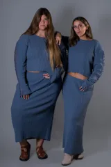 Top manga larga azul de tejido de jean reciclado con textura en las mangas.
