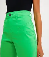 Pantalón slouchy verde lima de sarga con elastano, tiro alto, bolsillos traseros y detalle de recortes y pliegues delanteros.