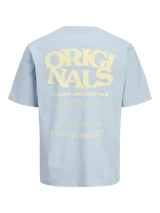 Camiseta celeste de algodón orgánico con cuello redondo y estampado amarillo en la espalda con la palabra 'ORIGINALS' y texto alusivo a la marca.