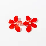 Par de aros colgantes con forma de flor roja y centro con una perla.