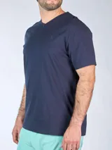 Remera blanca de manga corta con cuello en V.