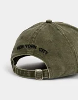 Gorra de gabardina color borgoña con bordado frontal de la leyenda "New York" en color rojo y la inscripción "Est. 1625" en blanco.
