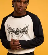 Remera masculina de algodón color blanco con mangas raglán negras, cuello redondo y estampa frontal de un gato con lettering "Chaos".