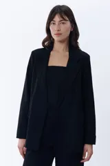 Blazer formal negro de lino, con solapas de muesca y corte clásico.