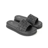 Ojotas negras con plataforma de 4,5 cm y capellada sintética tejida.