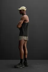 Musculosa deportiva negra de tejido ligero y elástico con zonas perforadas para mayor transpirabilidad, cuello redondo amplio, sisa con acabados termofijados, bajo con aberturas laterales y logo estampado reflectante en la espalda. Zara Athleticz.