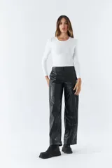 Pantalón de tiro medio color beige, de corte recto cropped.