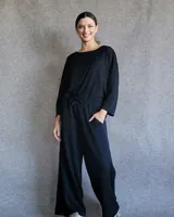 Pantalón cómodo de lanilla, de corte suelto y cintura elástica, ideal para el día a día.