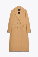 Abrigo largo color camel de Zara Woman Collection, confeccionado en hilatura con lana. Tiene cuello solapa con muescas, manga larga, falsos bolsillos delanteros, forro interior a contraste y cierre frontal con botones.