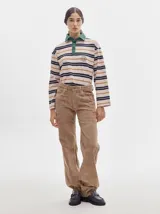 Remera polo de manga larga con rayas horizontales en blanco, rojo y verde. Cuello camisero rojo con cierre de dos botones y logo bordado en el pecho.