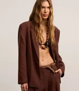 Blazer marrón de viscolino con solapas, botones para cierre y bolsillos delanteros. Corte amplio.