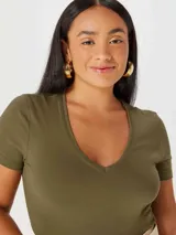 Camiseta celeste de manga corta con cuello en V.