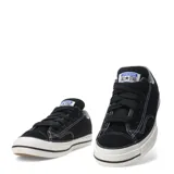 Championes Converse Chuck Taylor de corte bajo, color negro con costuras blancas contrastantes. Presentan ojales superiores en azul y suela de goma blanca con doble línea negra.