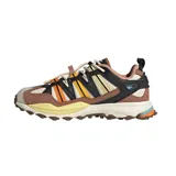 Championes Adidas Hyperturf Adventure color marrón, con detalles en negro, beige, amarillo y naranja.