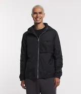 Campera negra con capucha, cierre frontal con cremallera y bolsillo de malla en el pecho.