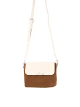 Bandolera marrón con solapa color crema, correa ajustable y herrajes cromados.