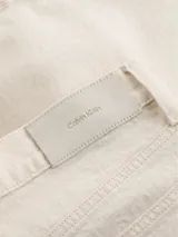 Bermuda color crema de corte slim con bolsillos delanteros y traseros.