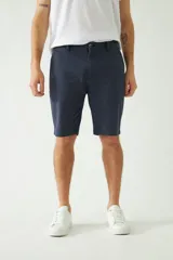 Bermuda de hombre color azul marino con estampado de lunares pequeños, con presillas para cinturón, cierre con botón y bragueta.