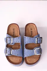 Sandalias de plataforma color lila con tachas plateadas y hebillas ajustables.