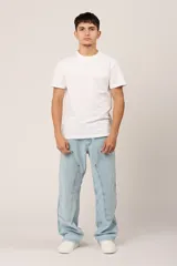 Pantalón de jean celeste de corte amplio, con bolsillos laterales y traseros.