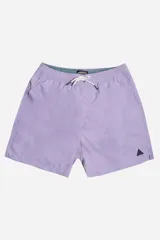 Short de baño liso color salmón, con cintura elástica y cordón de ajuste blanco. Posee bolsillos laterales y un bolsillo trasero. Lleva un pequeño logo triangular de goma en la parte inferior izquierda.
