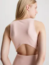 Vestido corto de punto milano color rosa pálido, de corte ajustado y sin mangas. Presenta espalda deportiva con panel recortado, cremallera lateral oculta y logo monograma de Calvin Klein estampado en el pecho.