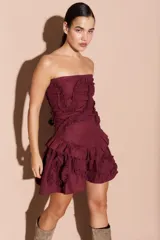 Minifalda color bordó con volados y detalles de frunces.