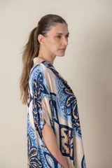 Camisa italiana larga irregular en satén estampado en tonos beige, negro y marrón. Se puede usar como vestido, túnica o camisa larga. Talle único.